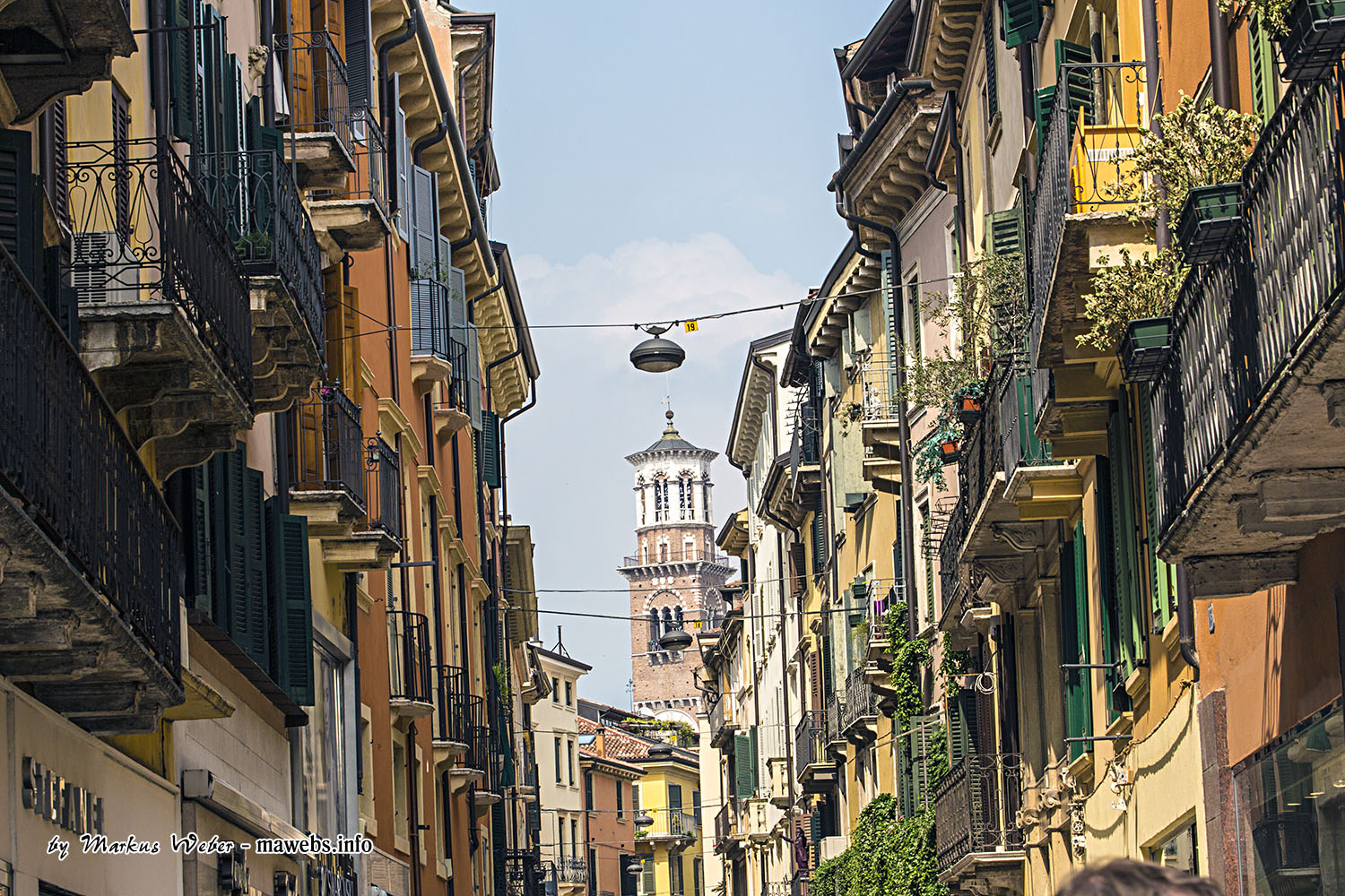 Blick durch die Via Giuseppe Mazzini in Richtung Piazza delle Erbe (Verona)