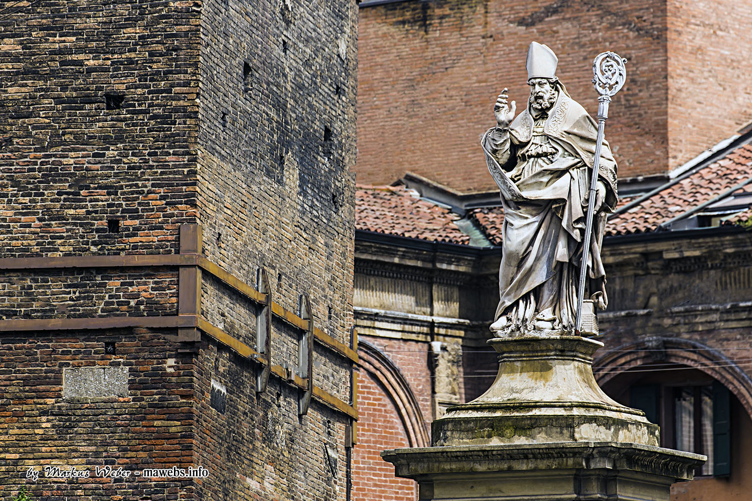 Heiligenfigur mitten in Bologna