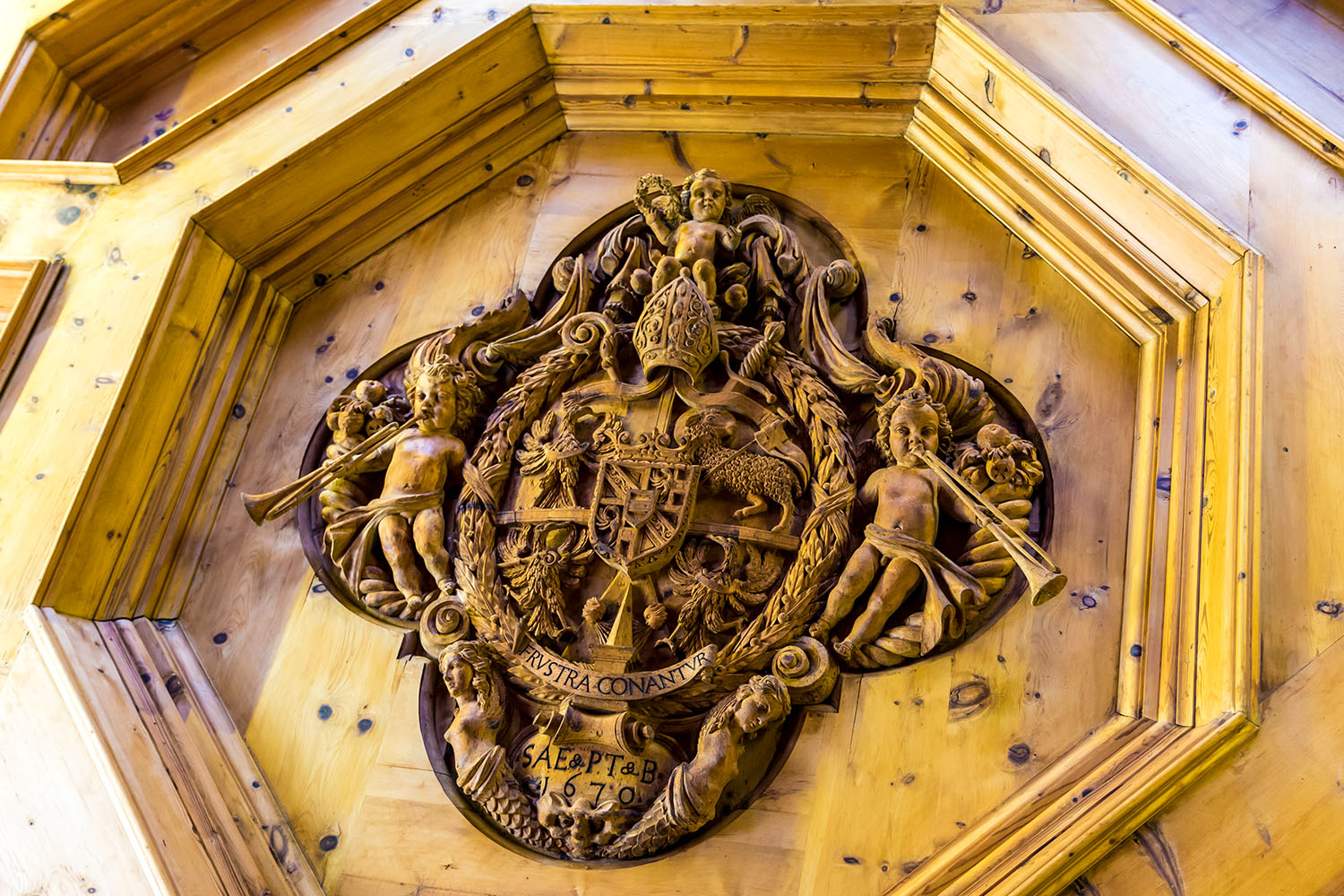 Wappen an der Decke im Castel Thun
