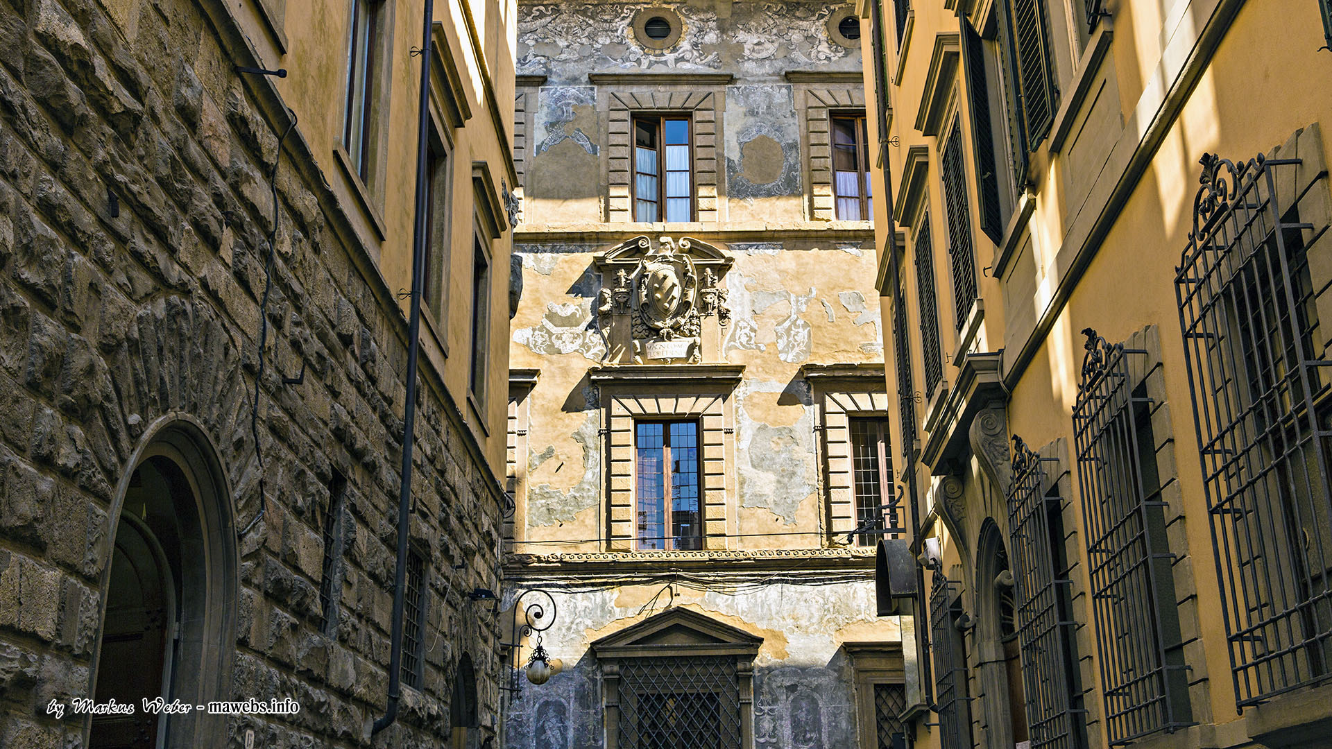 Gasse in Florenz - an der Wand das Wappen der Medicis