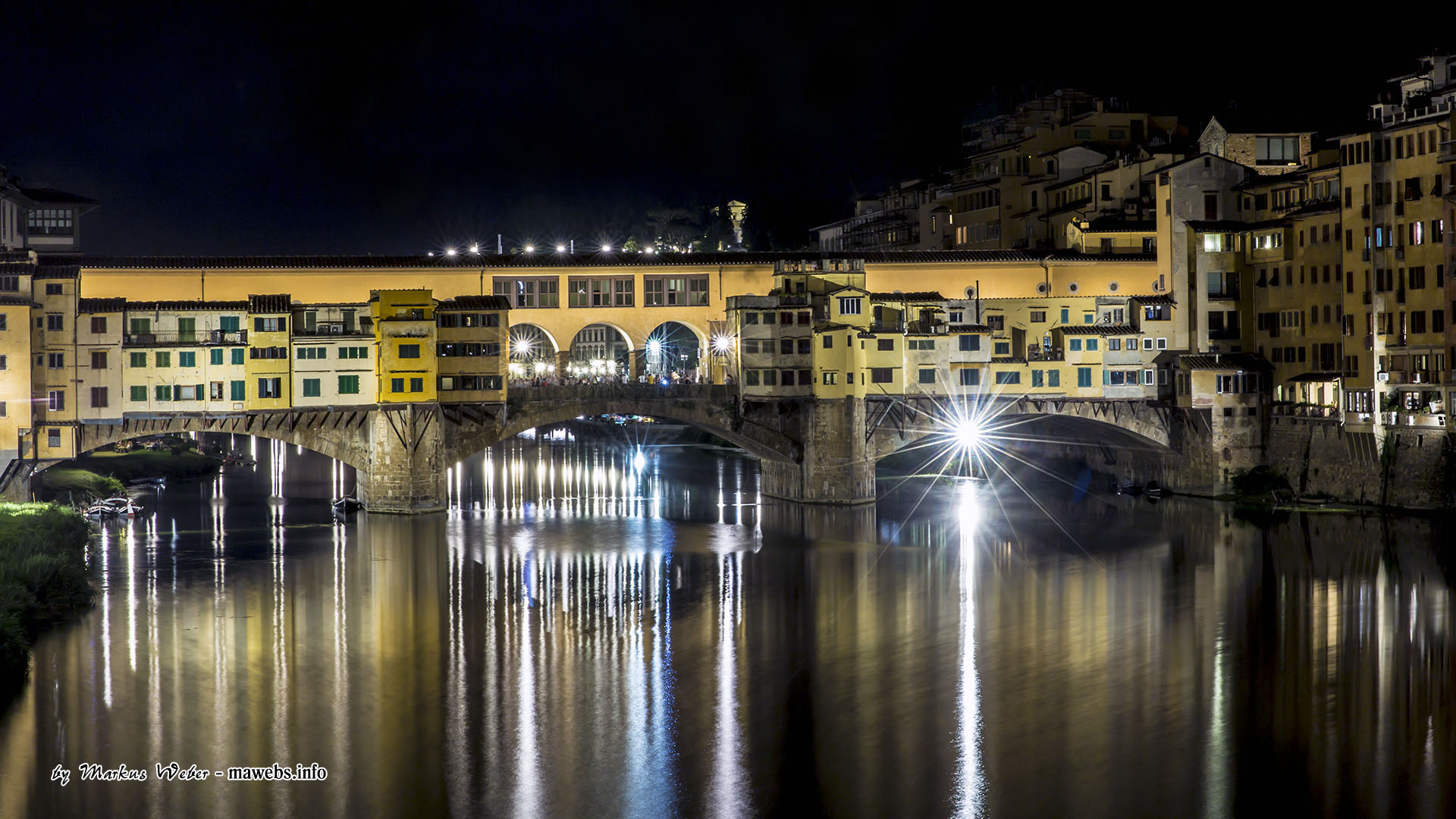Ponte Vecchio von der Ponte Santa Trinita aus gesehen bei Nacht